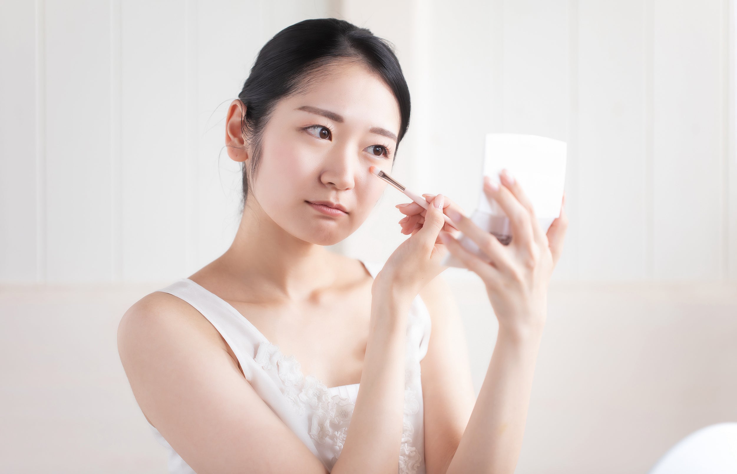 一重、奥二重、二重別アイシャドウの塗り方を紹介！